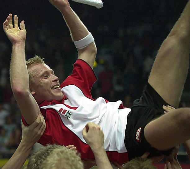 羽毛球双打比赛的发球规则：哪些细节容易被忽略？