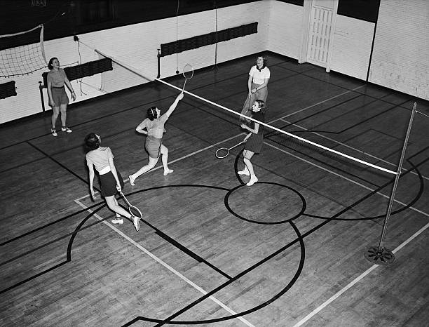 儿童羽毛球拍材质对比：铝合金 vs 碳纤维，哪个更适合？