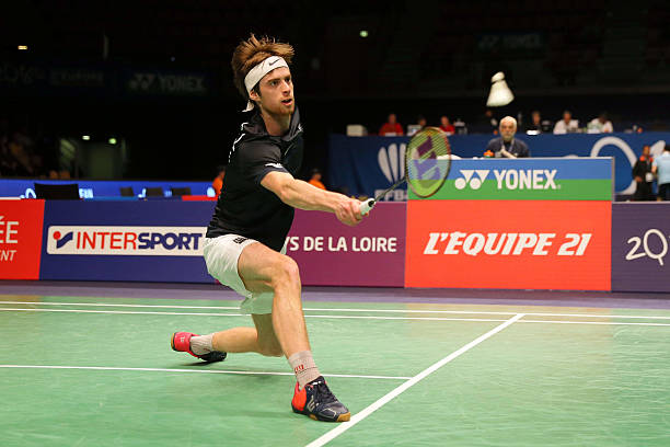 羽毛球基本功训练：小学生正手与反手击球技巧