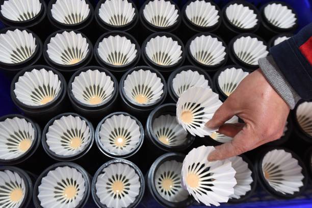 从零开始学发球：羽毛球基础发球姿势图解与视频详解