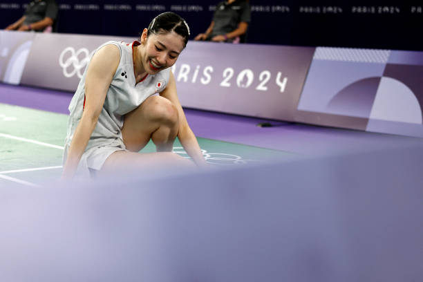 职业选手示范：羽毛球完美发球动作分解