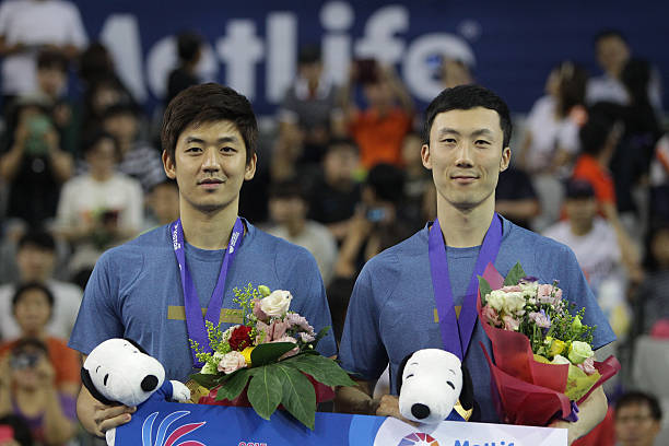 羽毛球双打发球教学：规则、站位、战术全面掌握