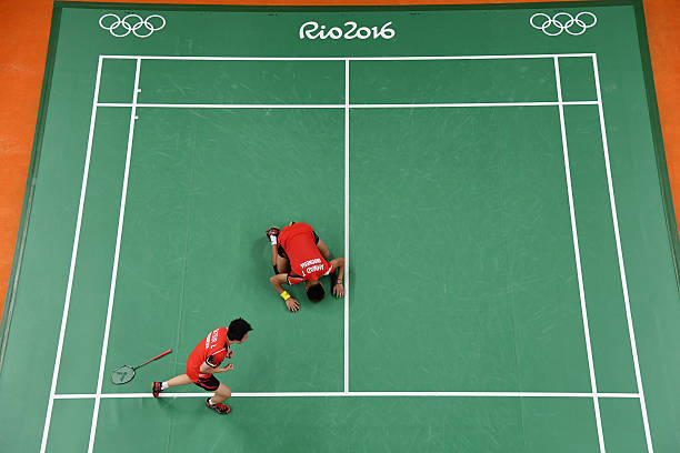 如何根据年龄和力量调整小学生羽毛球拍磅数？