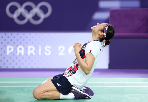 学校羽毛球场地收费对比：校内 vs 校外