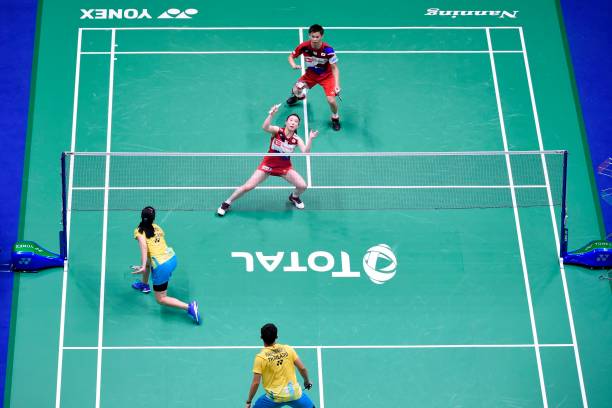 羽毛球进攻型打法：扣杀、劈杀与突击技巧