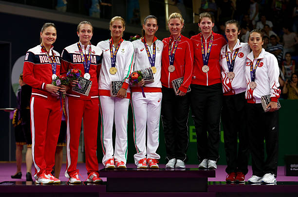 初中生打羽毛球，选对拍子才能事半功倍！