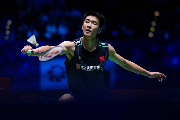 羽毛球双打中站在后场的球员叫什么？专业术语解析