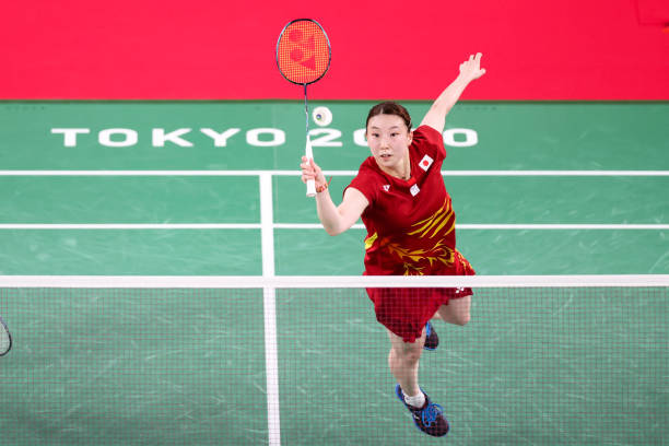 羽毛球爱好者必看：单打与双打装备选择有何不同