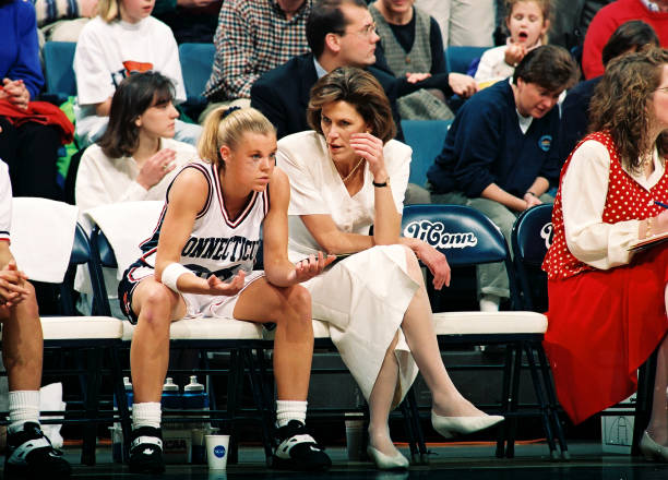 篮球与篮球：技术、战术与比赛风格的差异