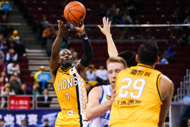 中锋位置的演变：从传统到现代的战术转型