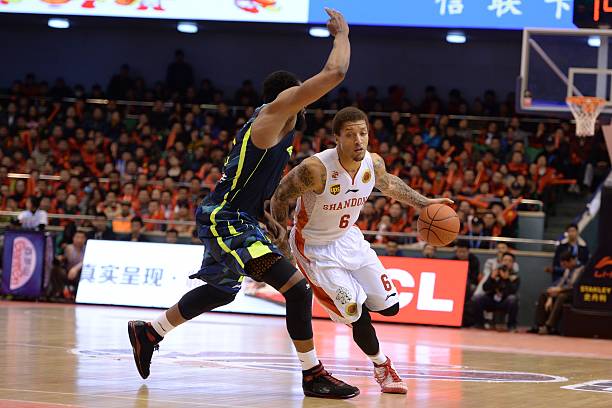 詹姆斯狂砍40分，湖人加时险胜勇士，系列赛大比分2-1领先