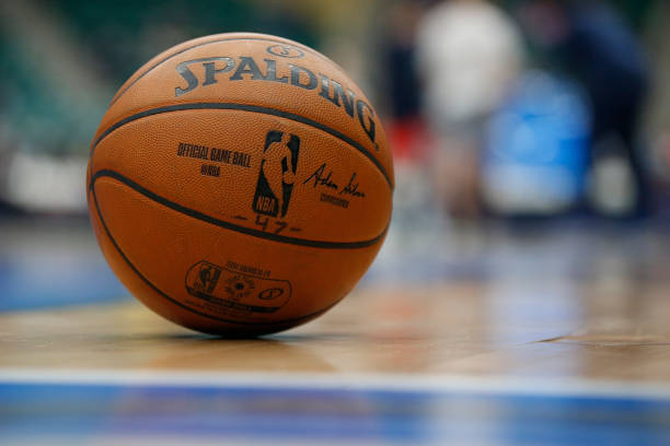 篮球场半场尺寸解析：如何计算28米×15米场地的半场面积？