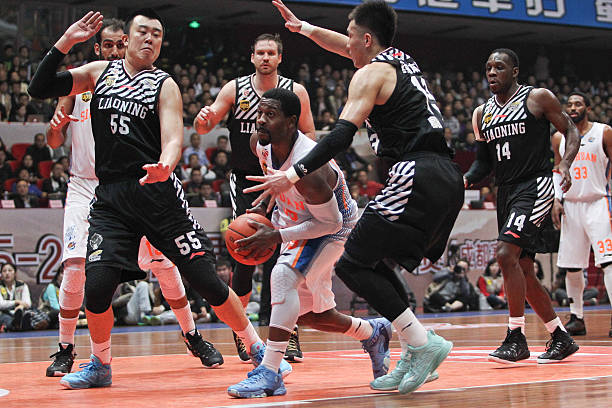 篮球规则解析：提前进线违例的常见场景与判罚依据