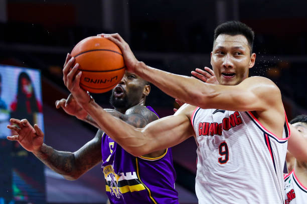 从篮球规则看停球后的对抗界限：如何避免不必要的犯规