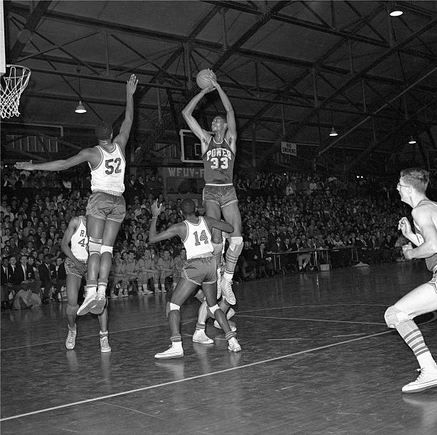 走步与带球撞人：篮球规则中的移动限制