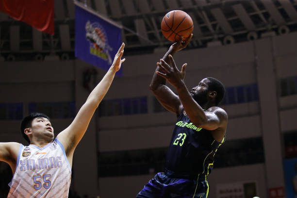 趣味投篮：卡通画风下的篮球运动瞬间