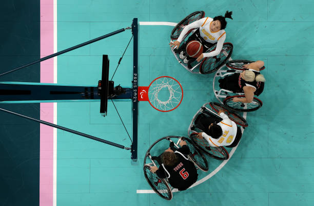 姚明与赵蕊蕊合影，两位体坛巨星的珍贵同框