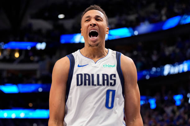 场上瞬间判断：裁判如何通过手势清晰传达二次运球犯规