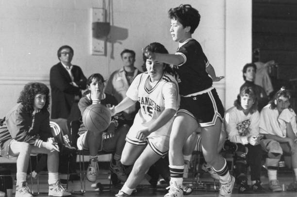 篮球犯规判定：带球撞人倒地是否必要？