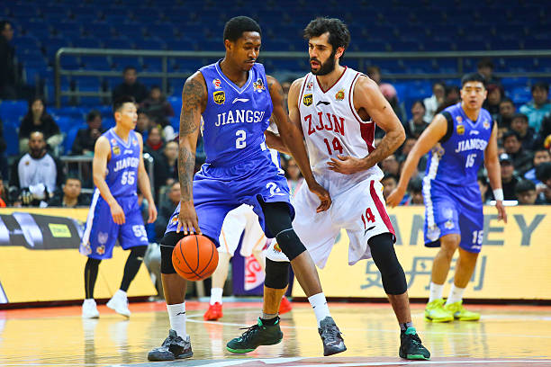 篮球翻腕犯规图解：常见错误与正确示范