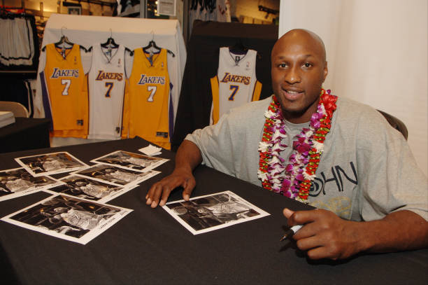 如何确保篮球场围网高度符合安全规范要求？