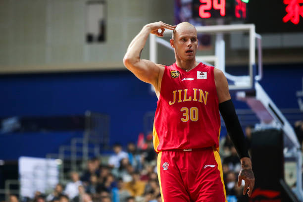 篮球位置指南：新手如何快速分辨大前锋和中锋