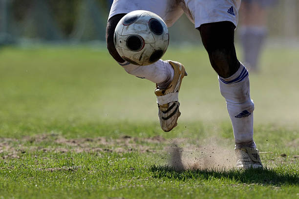 掌握高球射门技巧，轻松破门得分