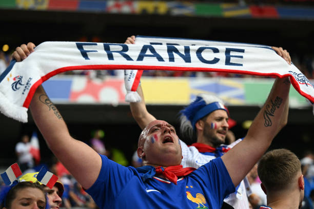 欧冠巅峰对决：AC米兰迎战巴塞罗那，谁能笑到最后？