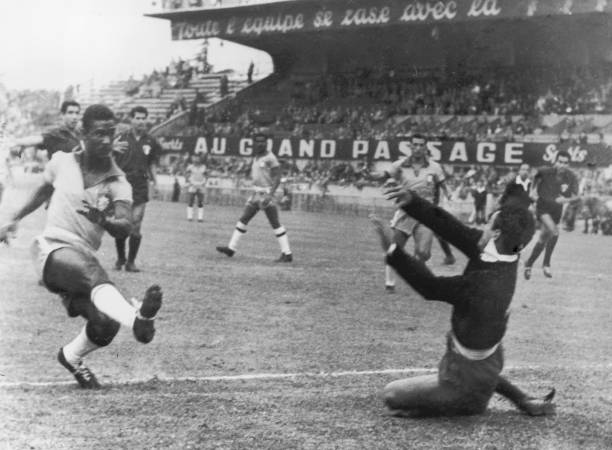 足坛十大中锋排名：谁才是真正的禁区之王？