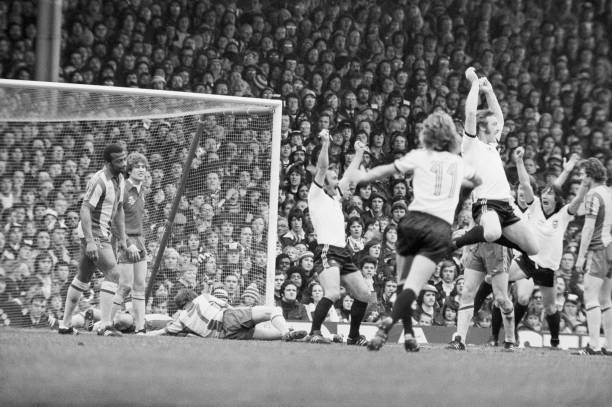 足球规则解析：点球和任意球都属于定位球吗？