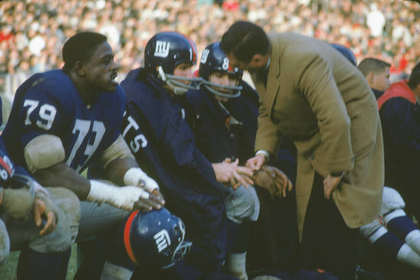 罗纳尔多VS梅西&C罗：身高对比下的不同球风