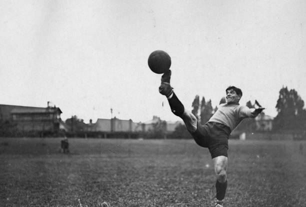 姆巴佩VS莱万！巴黎与巴萨的欧冠焦点战即将打响