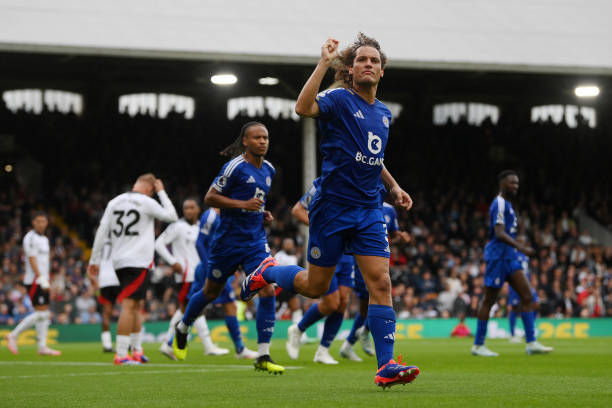 国足乌龙球名场面：队友一脸无奈，对手疯狂庆祝