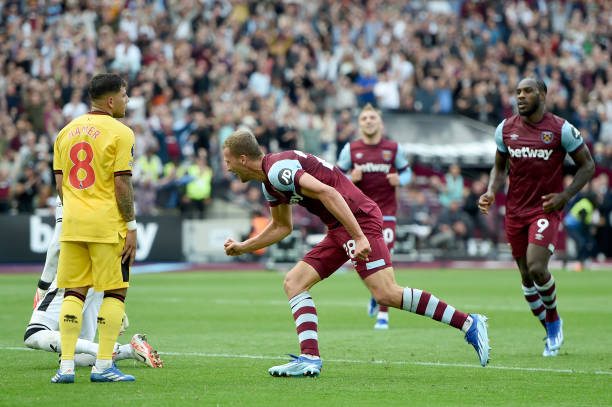 回顾贝克汉姆与维多利亚的爱情起点：1997年的甜蜜瞬间