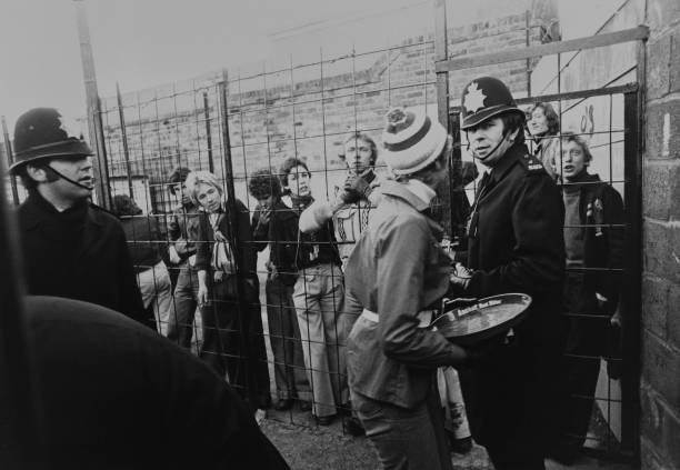 边裁举旗瞬间：越位判罚的关键要素