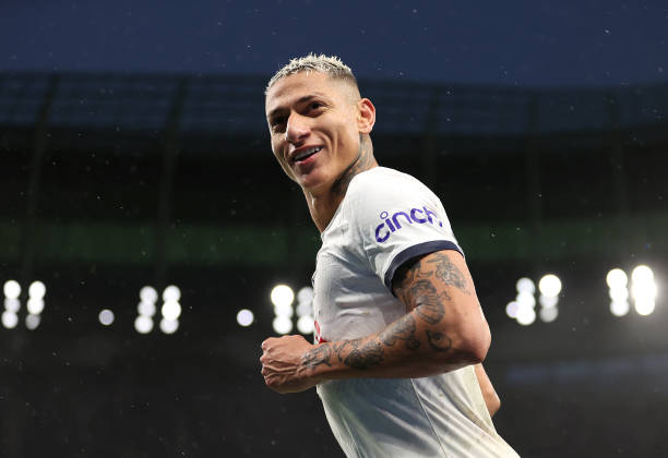 豪门新抱：妮可拉·佩尔茨与贝克汉姆家族的融合与互动