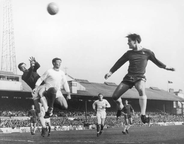 从校园到职业赛场：法国足球最小签约球员的故事