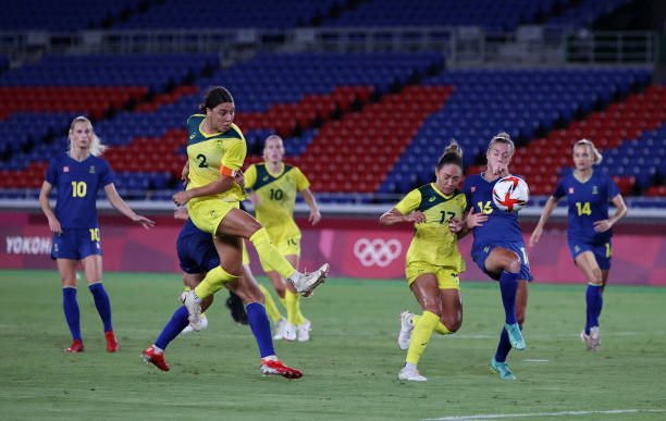 卡塔尔比赛裁判马宁执法集锦：红黄牌频出引争议