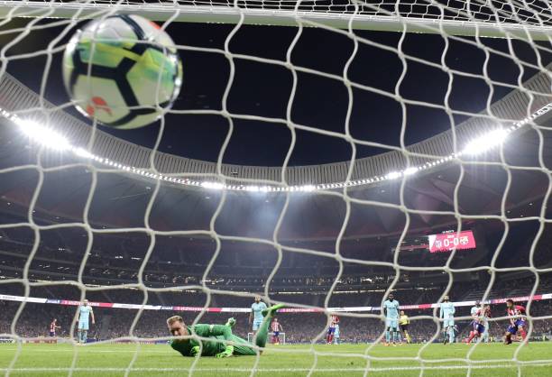 十大任意球破门技巧：从C罗到贝克汉姆的经典动作解析