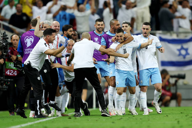 教练和球员如何利用本方半场越位规则制定战术？