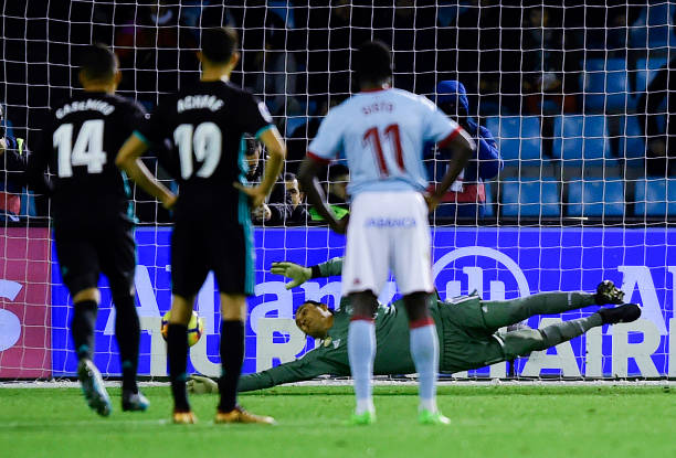 钢铁防线：现代足球中后卫的角色与挑战