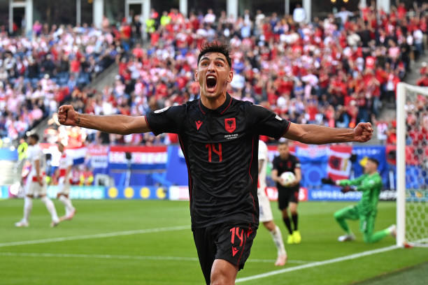 FM2014定位球防守艺术：如何打造一条固若金汤的防线