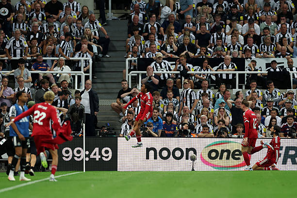 萨拉赫签名球鞋哪里买？线上拍卖平台VS实体店对比