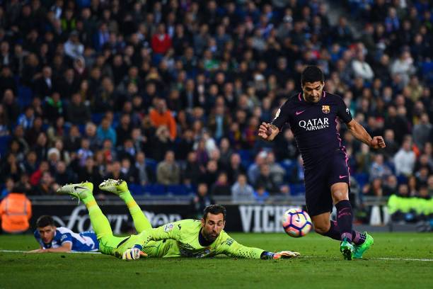 梅西VS鲁尼：2011欧冠决赛经典对决，巴萨传控碾压曼联防线