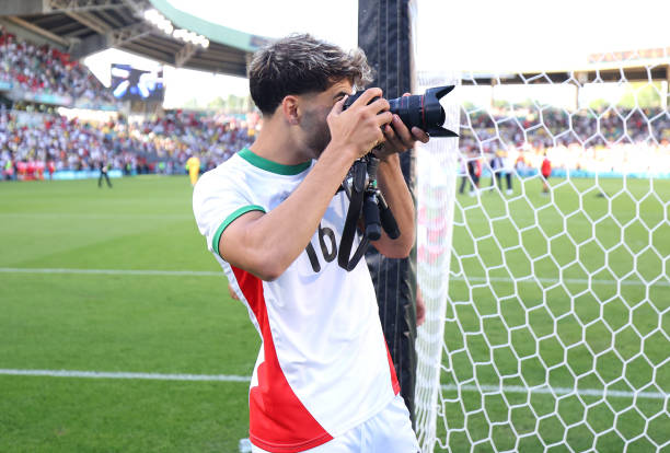 打牌踢足球：适合朋友聚会的趣味竞技游戏