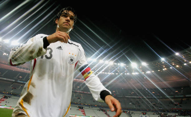 （采用疑问句式，增加戏剧冲突和悬念）