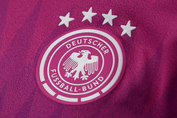 历届欧冠决赛主场盘点：从1956年到2023年的经典球场