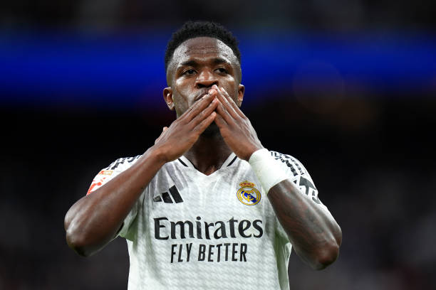 足球巨星C罗的座驾变迁：从青涩时期到如今的顶级豪车