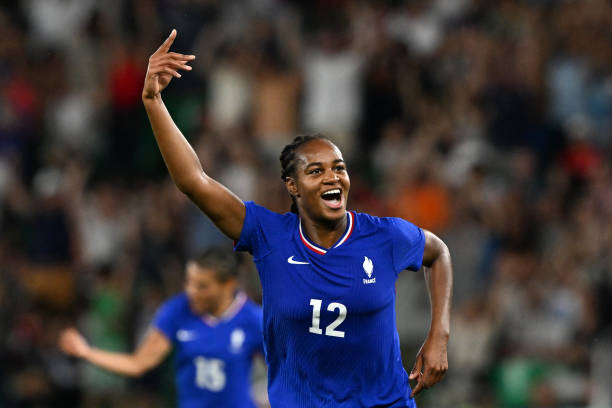 贝林厄姆与女友的恋爱细节：球场外的甜蜜生活