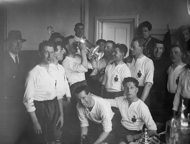 足球场上的另类“红牌”：日本门将嗑瓜子被罚